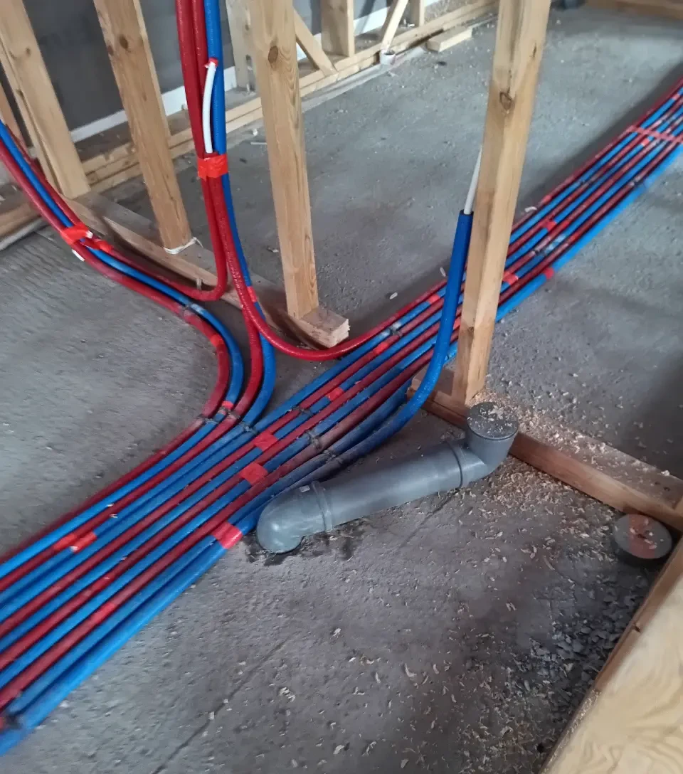 Instalacje elektryczne poprowadzone w ścianach domu szkieletowego